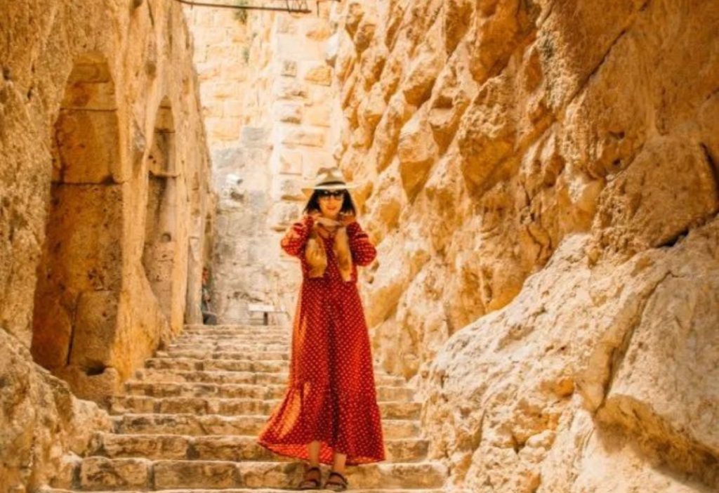 beautiful-girl-exploring-in-amman-jordan