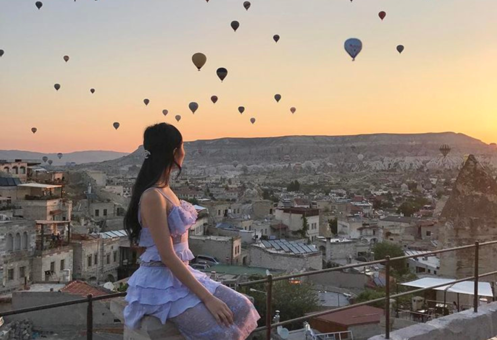 beautiful-girl-vewing-the-hot-air-balloons-in-Cappadocia-turkey