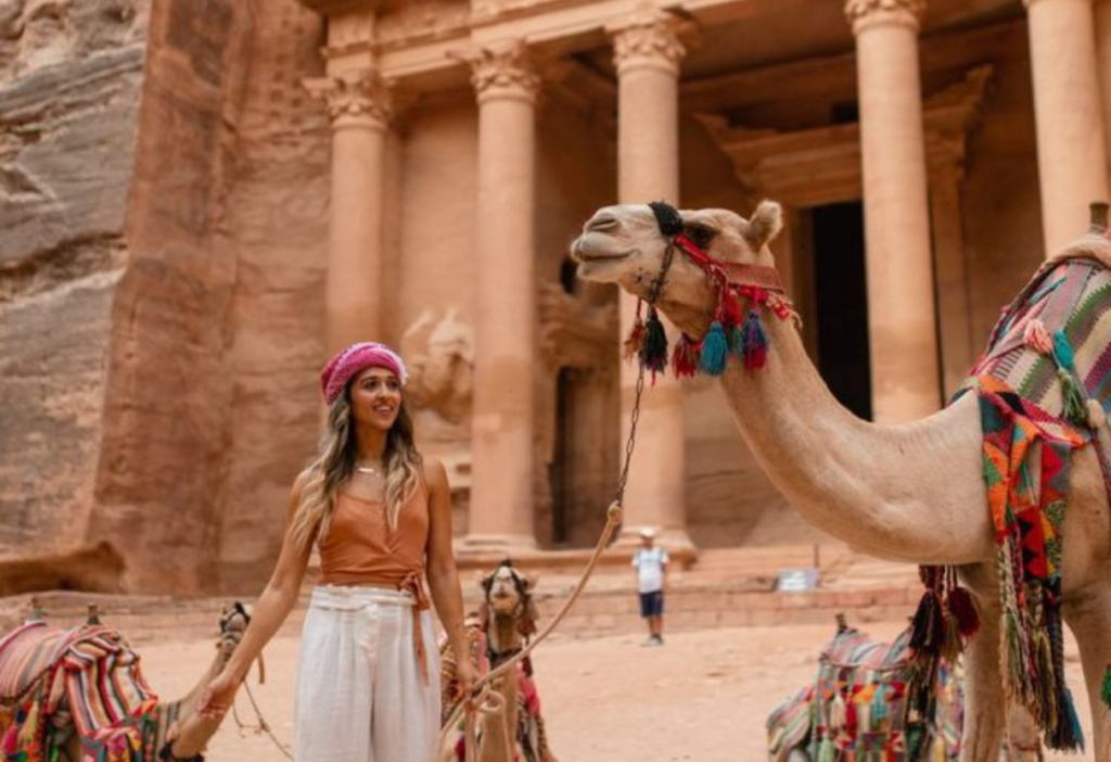 giral-looking-to-camel-petra-jordan