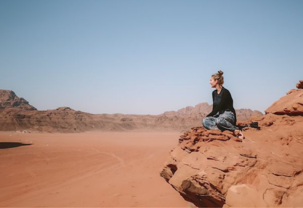 beautiful-girl-tour-wadi-rum-in-jordan