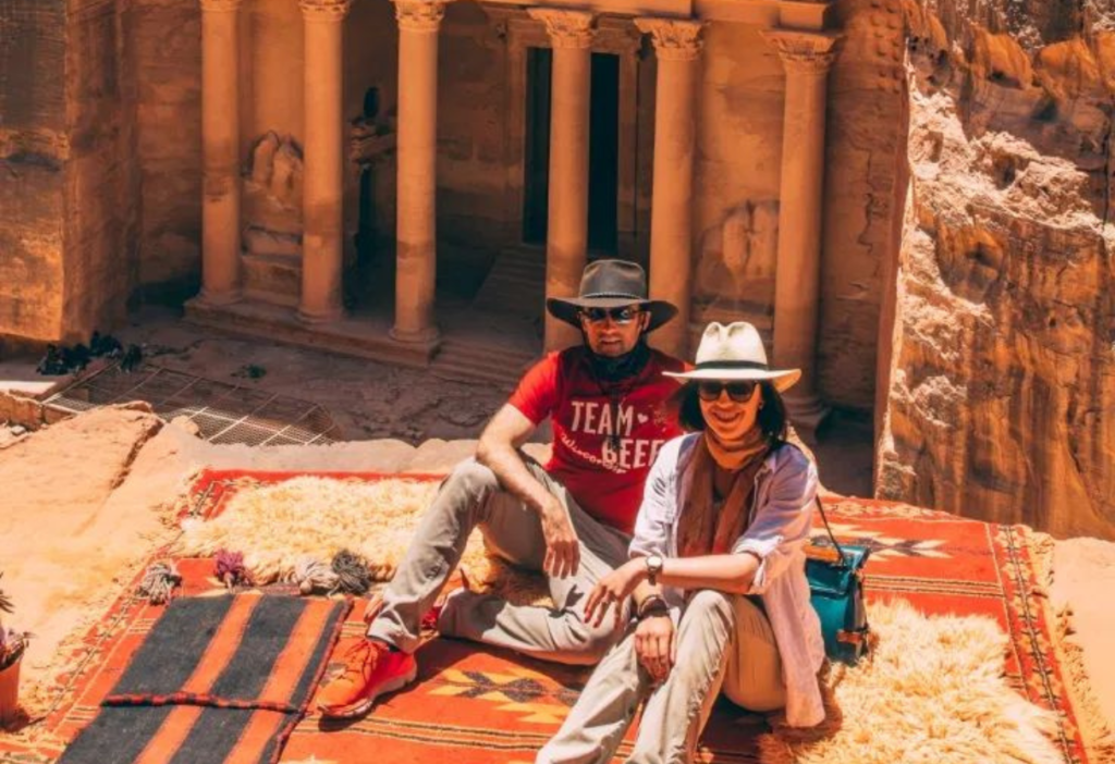 happy-cuple-enjoying-best-tour-in-petra-jordan